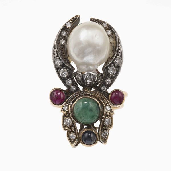 Anello con perla, diamanti, rubini, smeraldo e zaffiro taglio cabochon