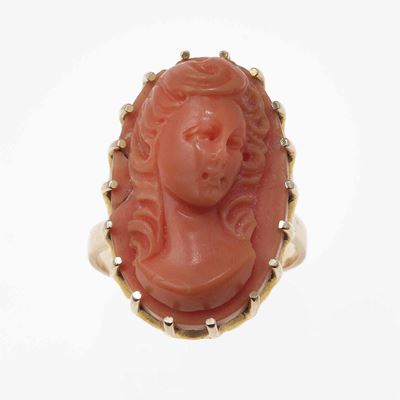 Anello con cammeo in corallo inciso, montatura in oro giallo 750/1000