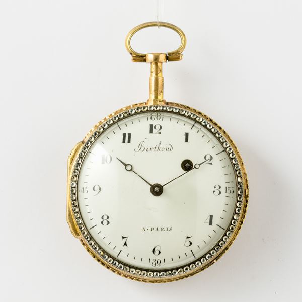 Berthoud a Paris: orologio da tasca di grandi dimensioni, circa 1800-1810.  Cassa in metallo dorato al mercurio con smalto al retro.  Movimento  con scappamento a verga e conoide, quadrante in smalto bianco, lancette Breguet. Decorato con pietre dure al fronte, mm 55