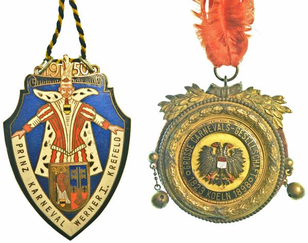 CARNEVALE. Lotto di due distintivi.