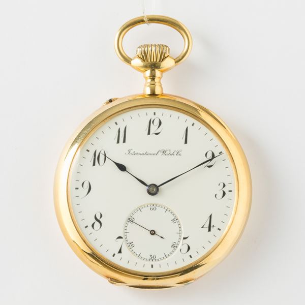 International Watch, cassa in oro 18 kt, movimento con scappamento ad ancora, quadrante in smalto bianco, gr 95, 46 mm