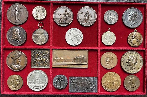 Lotto di circa 45 medaglie, gettoni e distintivi.