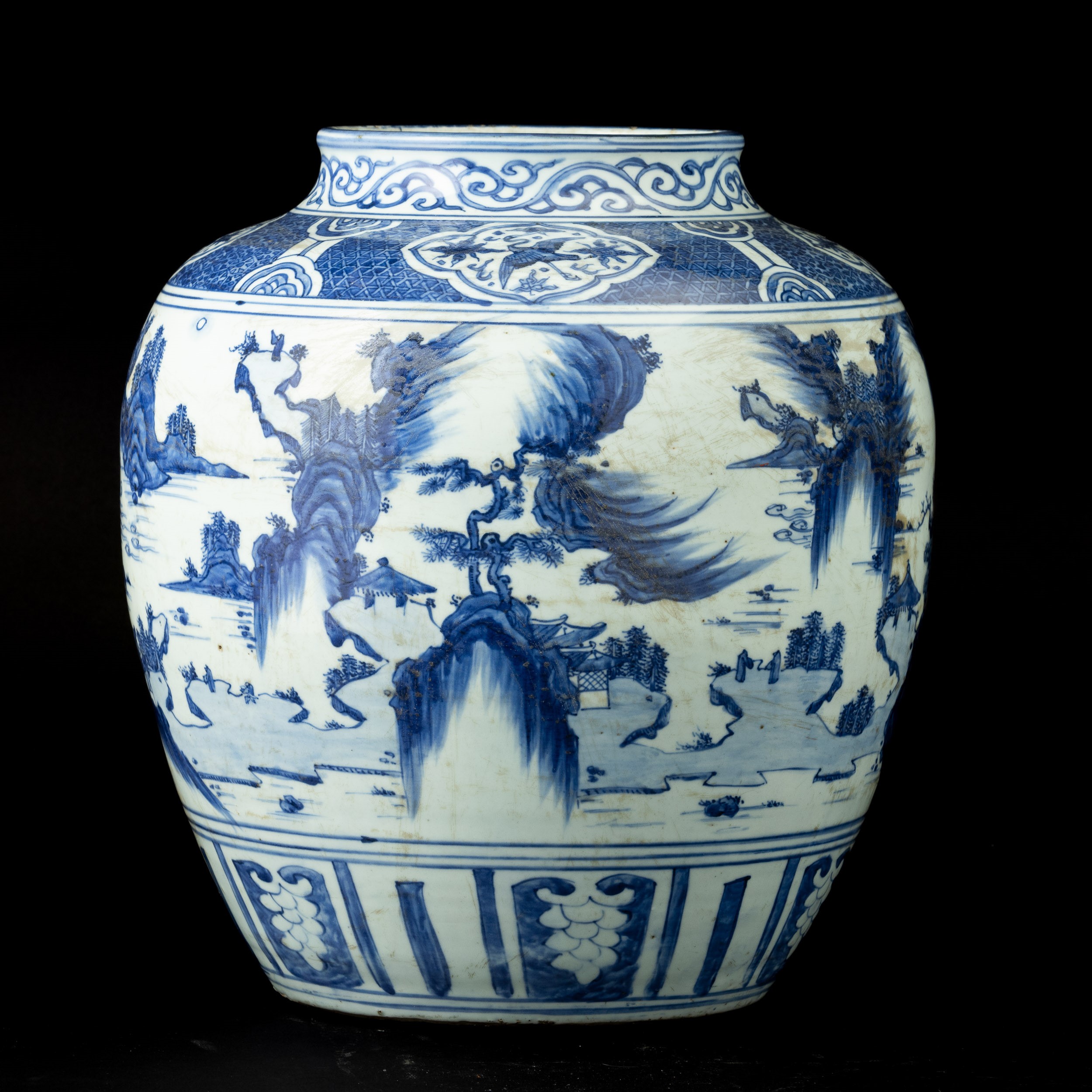 Grande Jar in Porcellana Bianca e Blu con Raffigurazione di Paesaggio e Decori Naturalistici Entr...
