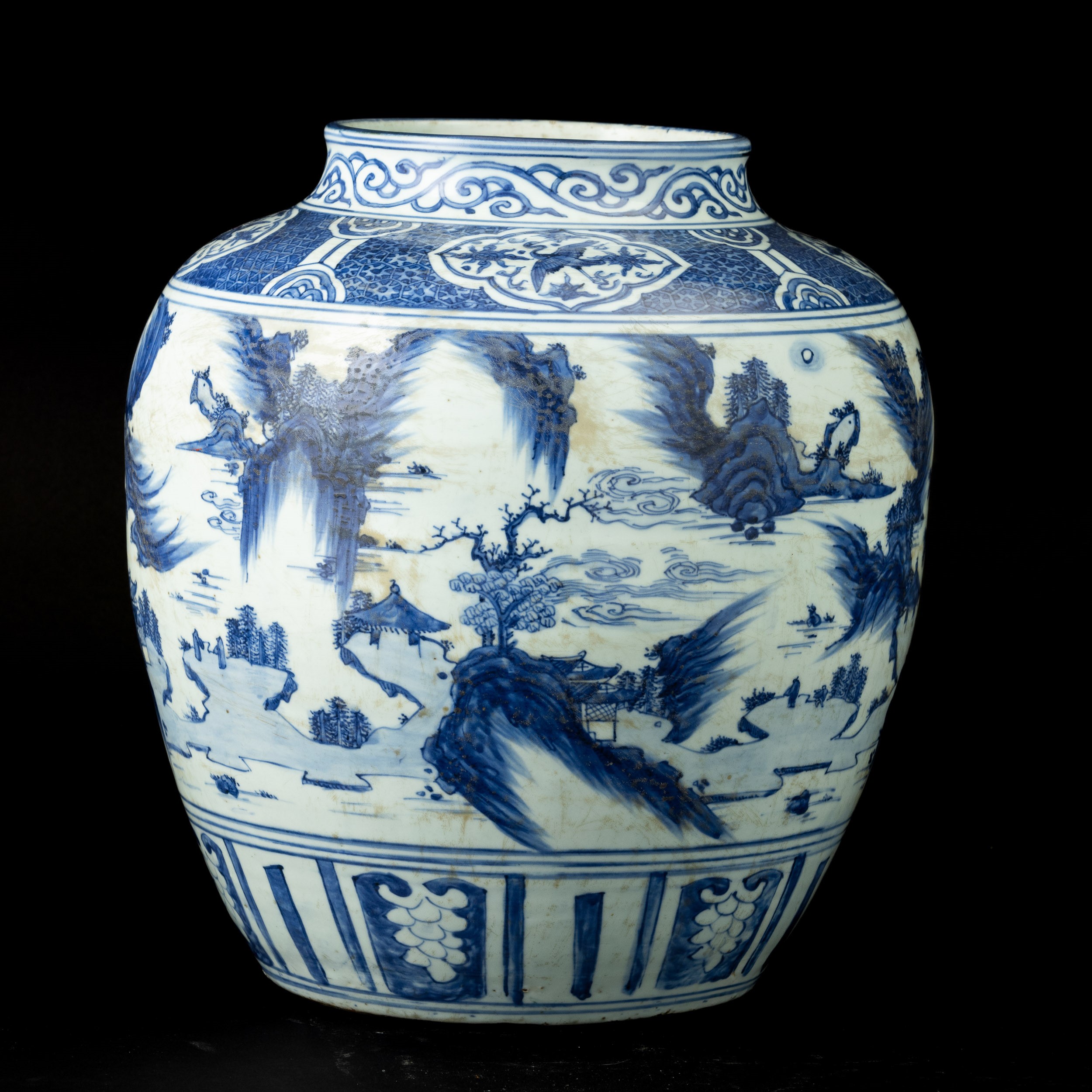Grande Jar in Porcellana Bianca e Blu con Raffigurazione di Paesaggio e Decori Naturalistici Entr...