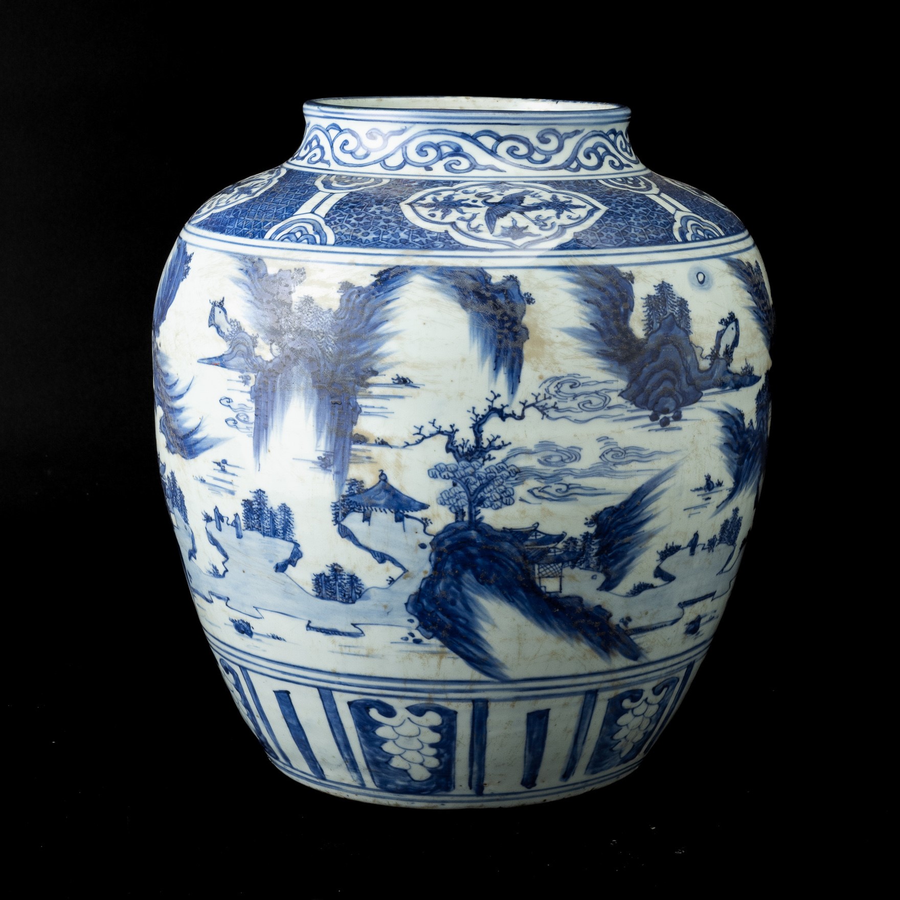 Grande Jar in Porcellana Bianca e Blu con Raffigurazione di Paesaggio e Decori Naturalistici Entr...