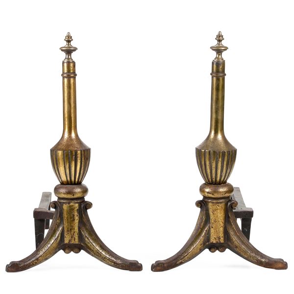 Coppia di alari in metallo patinato e dorato. XIX secolo