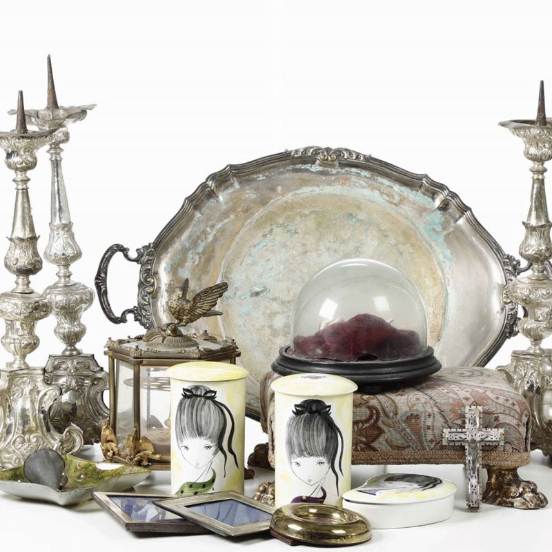 Vassoio in metallo, tre candelieri argentati, ceramiche e altro  - Auction Antique July - Cambi Casa d'Aste