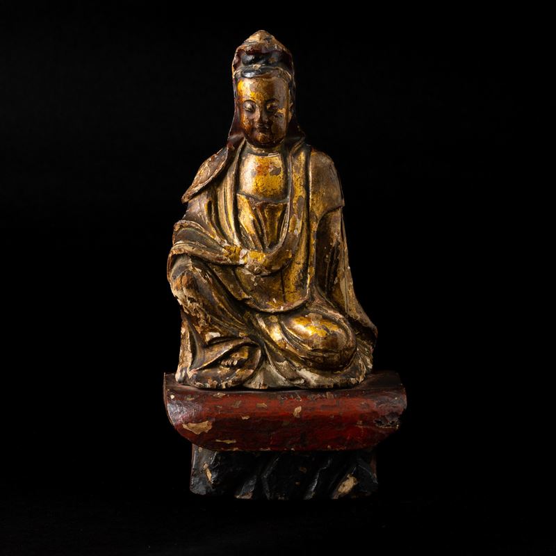 Figura di Guanyin scolpita in legno laccato e dorato, Cina, Dinastia Qing, XIX secolo  - Asta Asian Art - Cambi Casa d'Aste