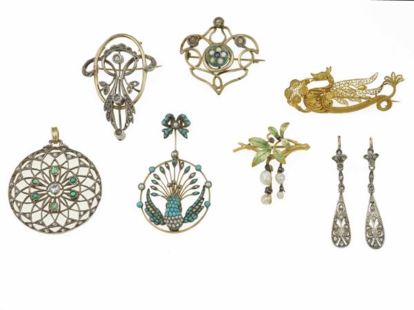 Lotto composto da un paio di orecchini, quattro spille e due pendenti con diamanti di vecchio taglio, smalti, smeraldi, piccole perle e turchesi