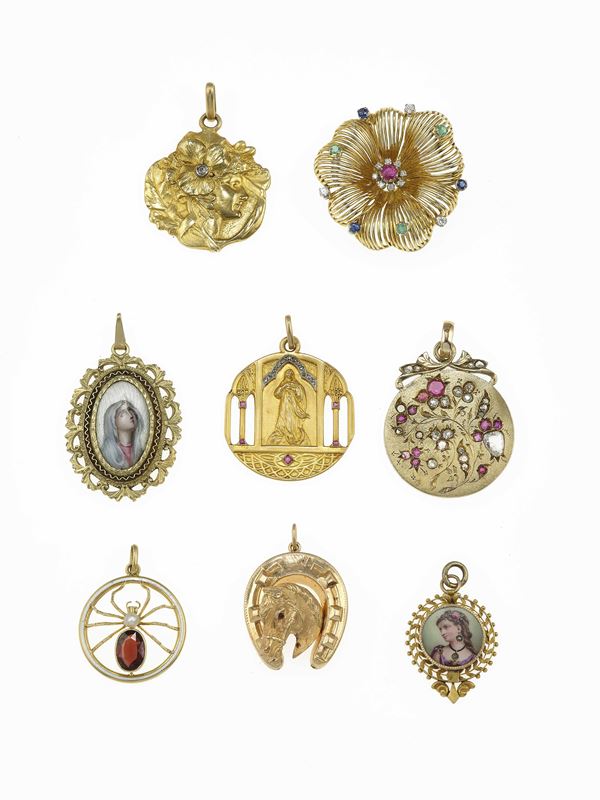 Lotto composto da sette pendenti e una spilla con gemme sintetiche, diamanti di vecchio taglio, piccoli rubini, zaffiri e smeraldi