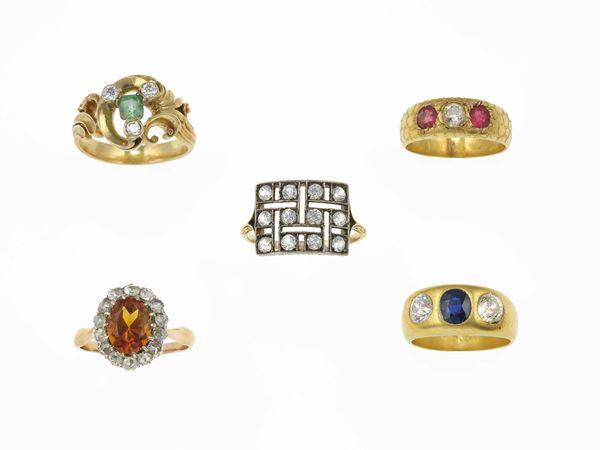 Lotto costituito da cinque anelli in diamanti e gemme di colore