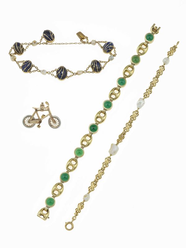 Lotto composto da tre bracciali ed un pendente “bicicletta” con calcedonio, perle e lapislazzuli