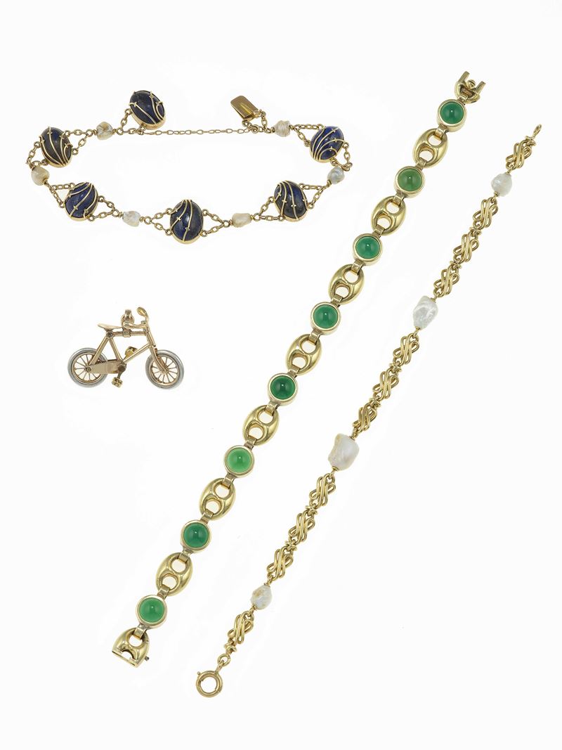 Lotto composto da tre bracciali ed un pendente “bicicletta” con calcedonio, perle e lapislazzuli  - Asta Gioielli - Cambi Casa d'Aste