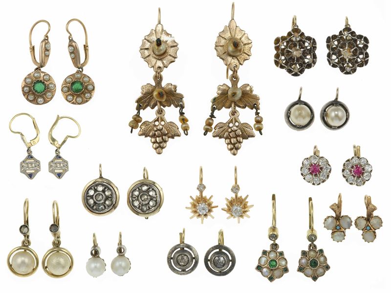 Lotto composto da tredici paia di orecchini con piccoli diamanti, perle, gemme sintetiche  - Asta Gioielli - Cambi Casa d'Aste