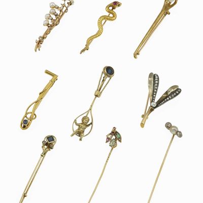 Due Spilloni e Sette Spille con Diversi Soggetti