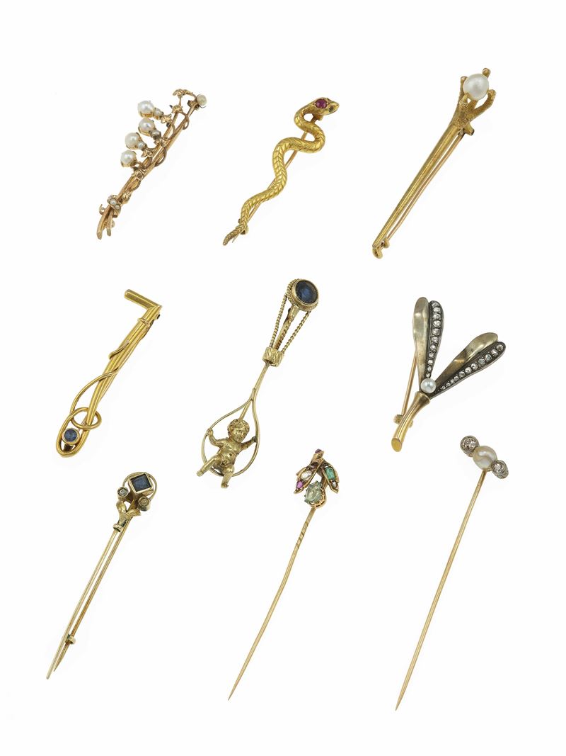 Two pins and seven brooch with different subjects  - Auction Jewels - Cambi Casa d'Aste
