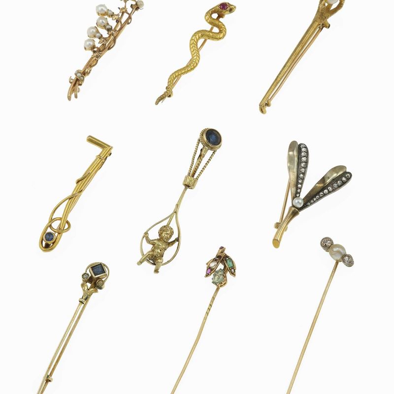 Two pins and seven brooch with different subjects  - Auction Jewels - Cambi Casa d'Aste