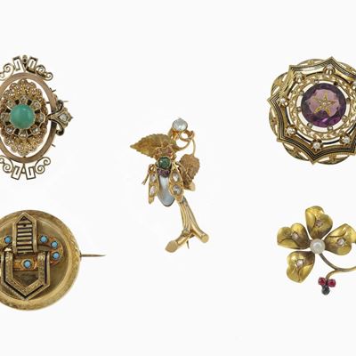 Lotto Costituito da Cinque Spille con Perle, Pietre Dure e Jem Set