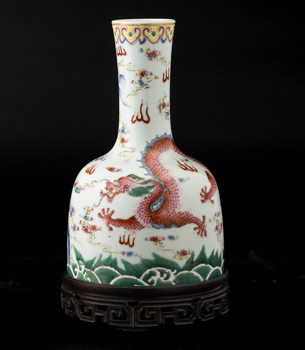 Vaso a bottiglia in porcellana con decoro di draghi tra le nuvole, Cina, Repubblica, XX secolo