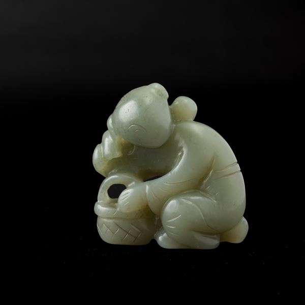 Gruppo in giada Celadon raffigurante personaggio con cesto, Cina, Dinastia Qing, XIX secolo