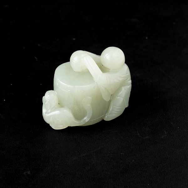 Gruppo scolpito in giada Celadon raffigurante personaggio con tamburo e draghetto, Cina, Dinastia Qing, XIX secolo
