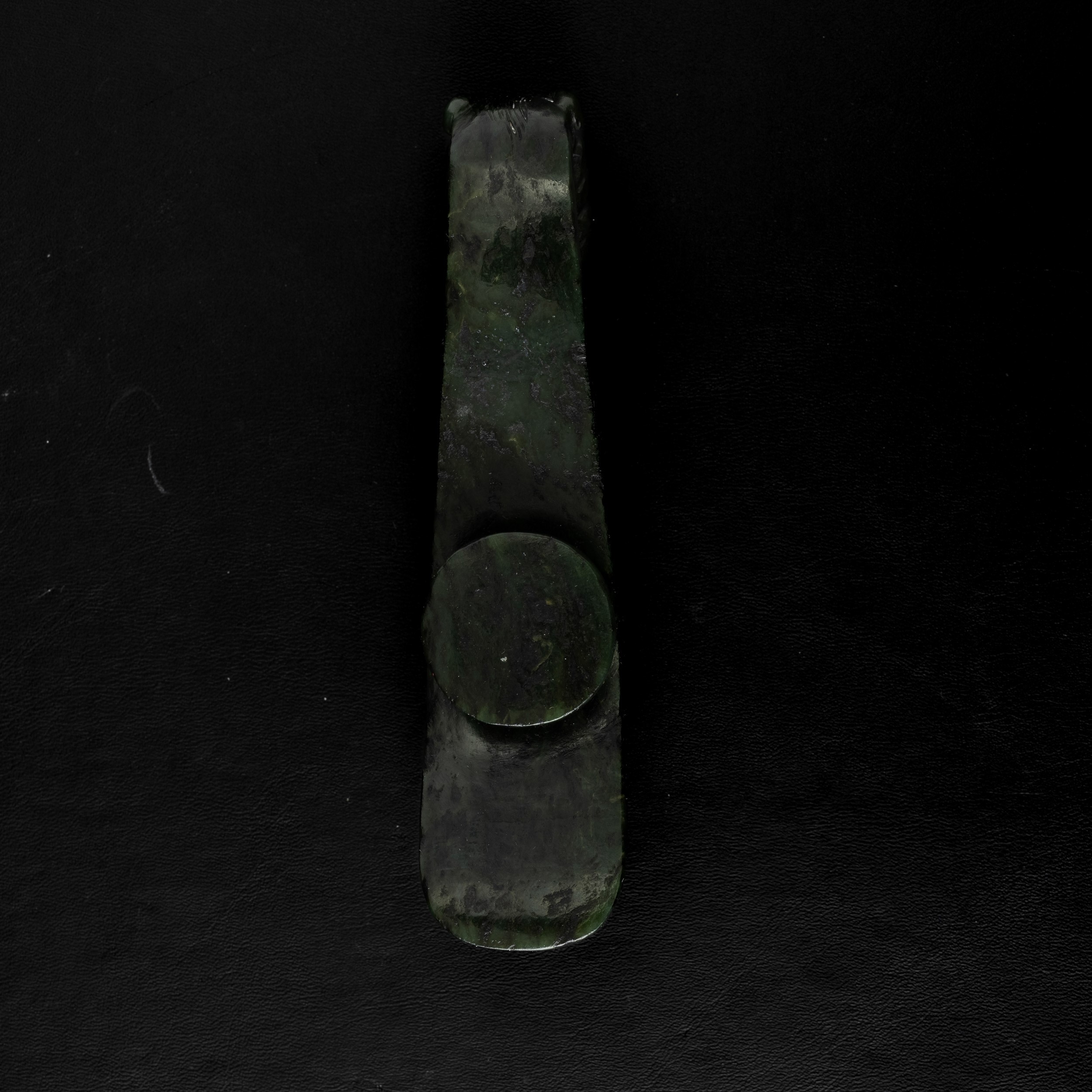 Fibbia Scolpita in Giada Spinacio a Guisa di Draghetto, Cina, Dinastia Qing, XIX Secolo