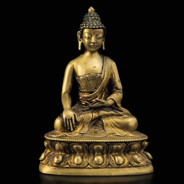 Figura di Buddha Sakyamuni seduto su doppio fiore di loto in bronzo, Tibet, XV secolo