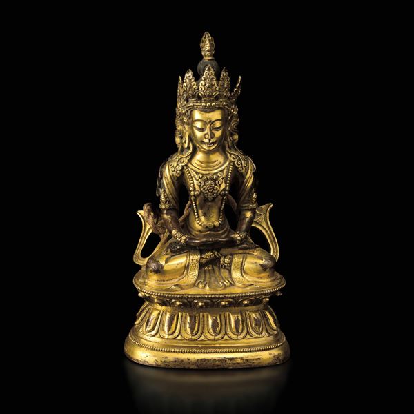 Figura di Buddha Amitayus seduto su doppio fiore di loto in bronzo dorato, Cina, Dinastia Qing, epoca Qianlong (1736-1796)