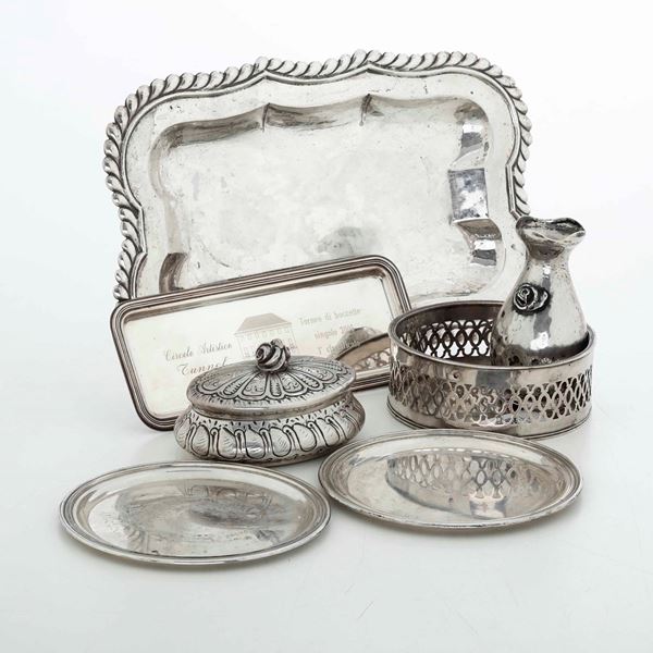 Insieme di oggetti per la tavola. Differenti manifatture italiane dal XIX al XXI secolo