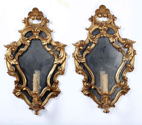 Coppia specchierinein legno dorato. XIX secolo
