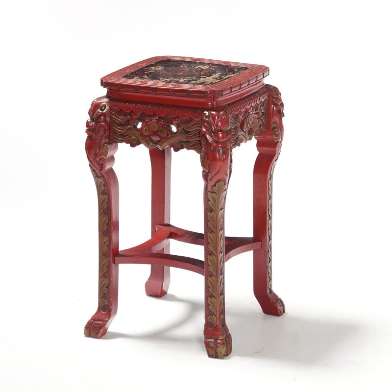 Tavolino in legno scolpito e laccato. Cina XX secolo  - Asta Antiquariato Settembre - Cambi Casa d'Aste