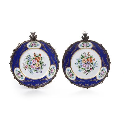 Coppia di piatti, Porcellana policroma con montatura in bronzo dorato, XX secolo