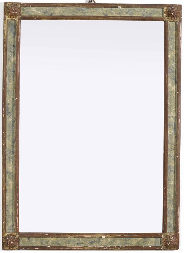 Cornice in legno intagliato, laccato e dorato con specchio. XX secolo