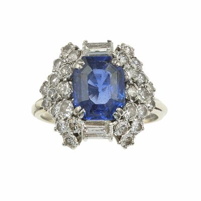 Anello con zaffiro del Sri Lanka (ct 3,70) e diamanti, in oro bianco 750/1000