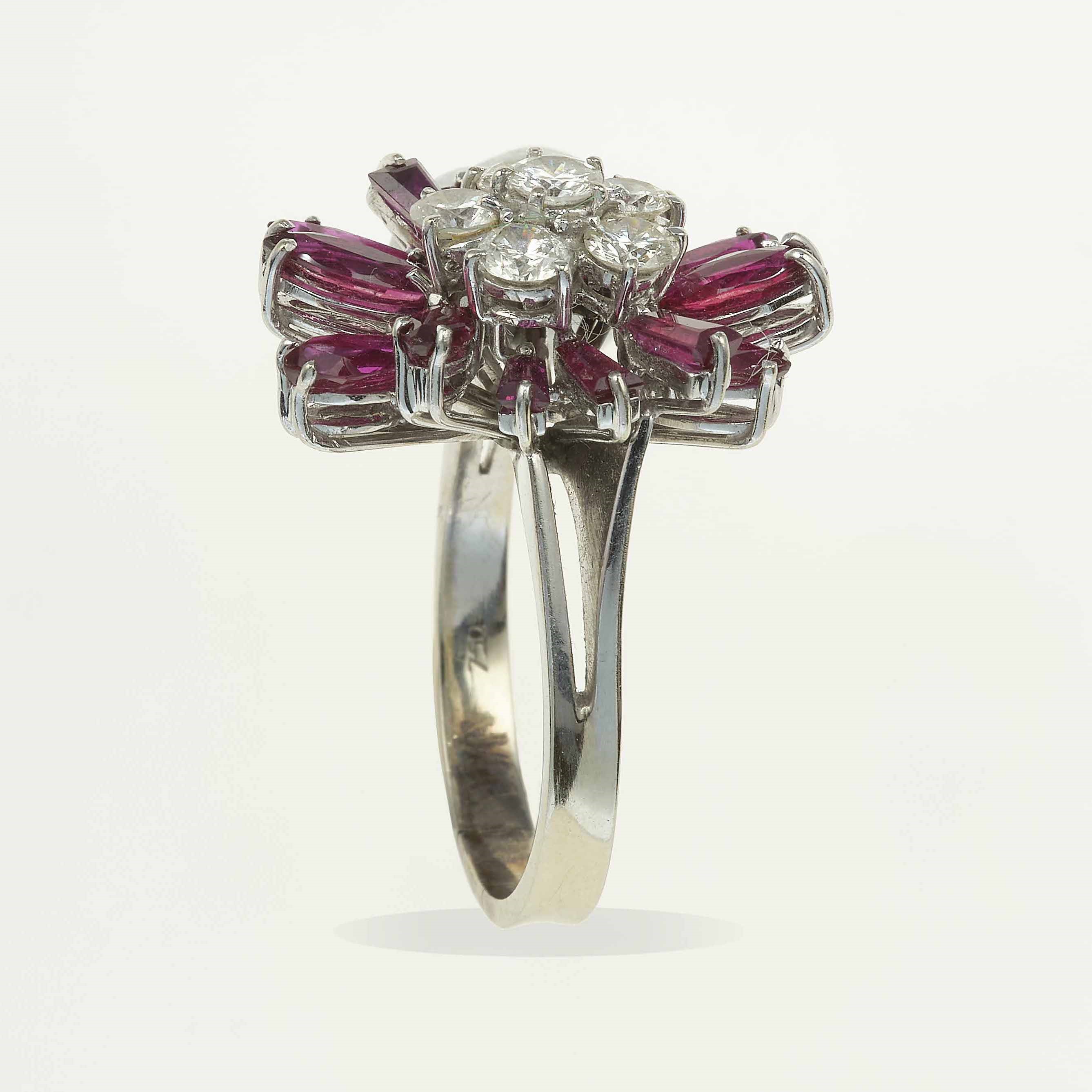 Anello con Diamanti Taglio Brillante e Rubini Taglio Navette