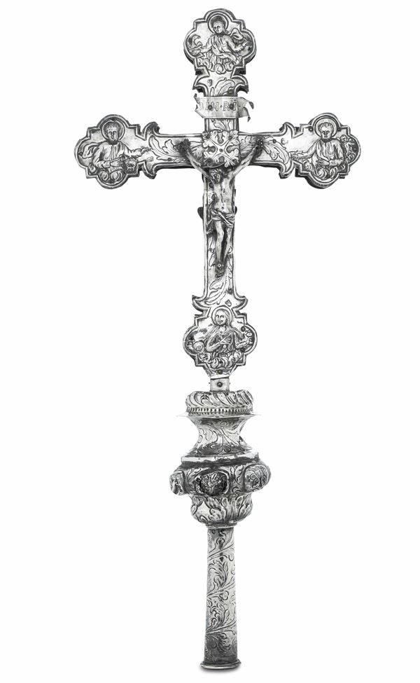 Importante croce astile. Oreficeria veneziana, prima metà del XVIII secolo. Marchi del saggiatore FR sormontato da leone in 'moleca'
