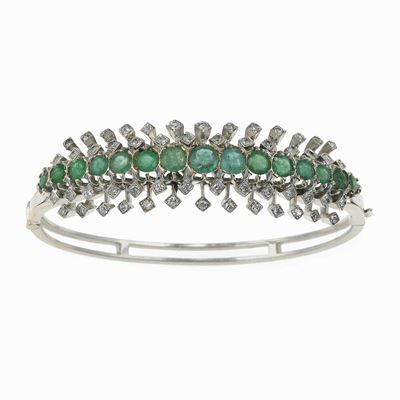 Bracciale rigido, montatura in oro bianco 750/1000 con diamanti ed smeraldi