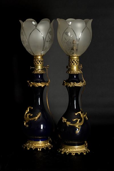 Cina, Dinastia Qing (XIX secolo), Coppia di vasi in porcellana monocroma blu con draghetti a rili...