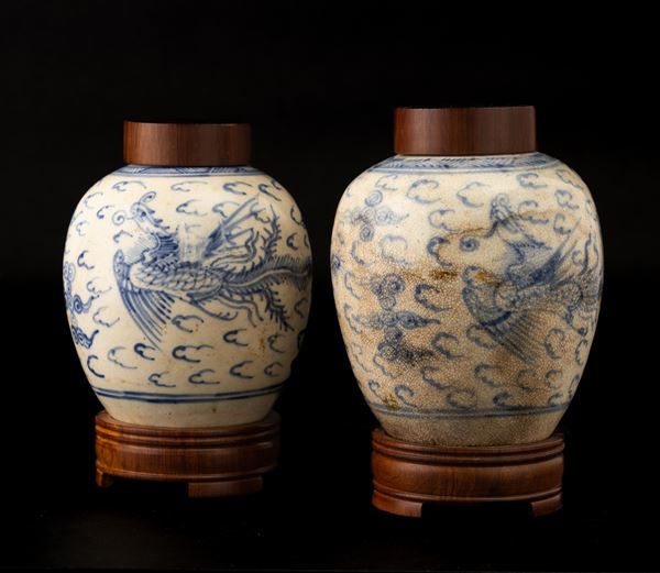 Coppia di potiches in porcellana bianca e blu con figure di fenici, Cina, Dinastia Qing, XIX secolo