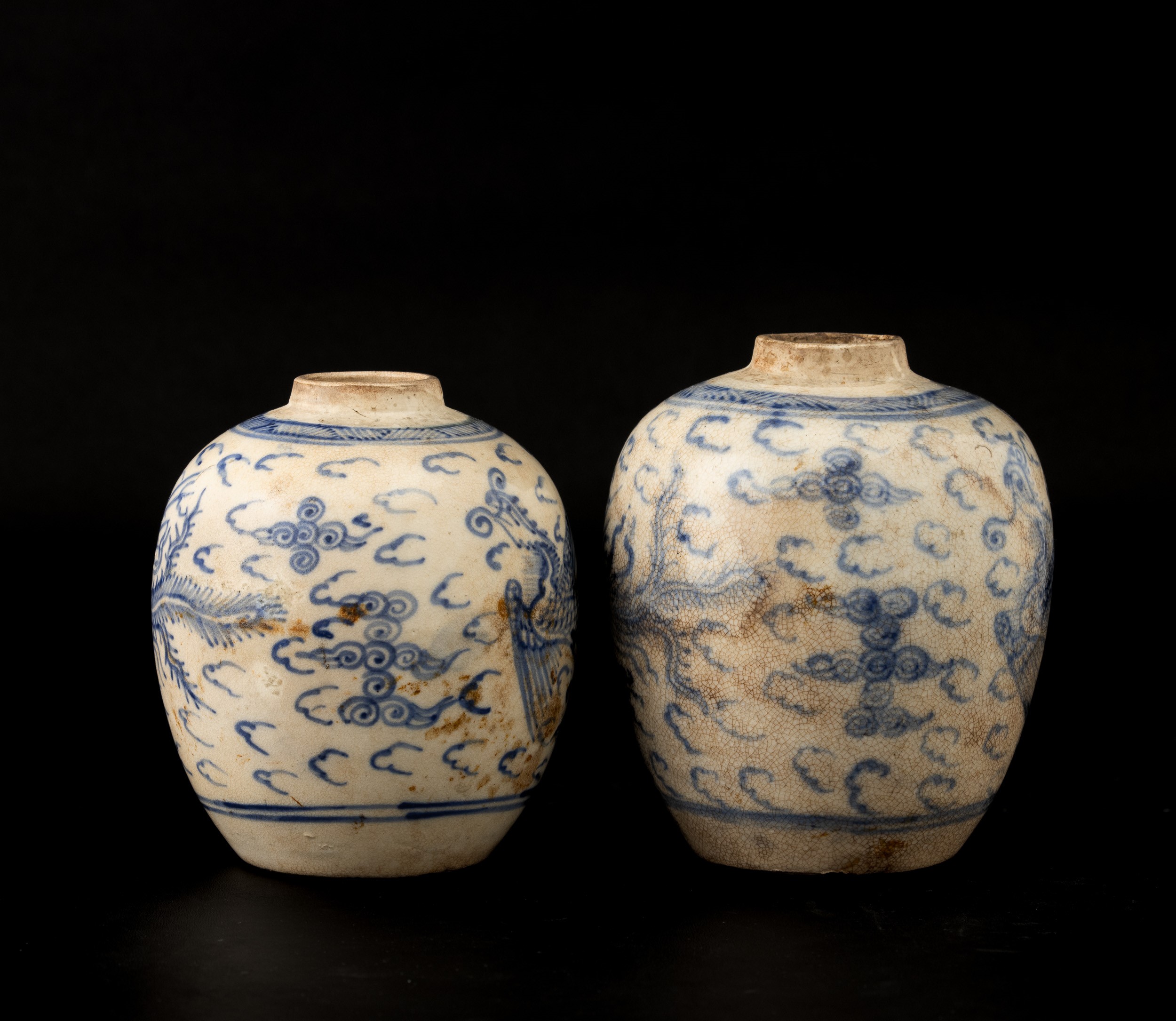 Coppia di potiches, porcellana bianca e blu con figure di fenici, Cina, Dinastia Qing, XIX secolo