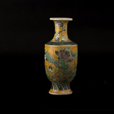 Cina, Dinastia Qing, Vaso in porcellana Famiglia Verde con soggetto naturalistico su fondo giallo...