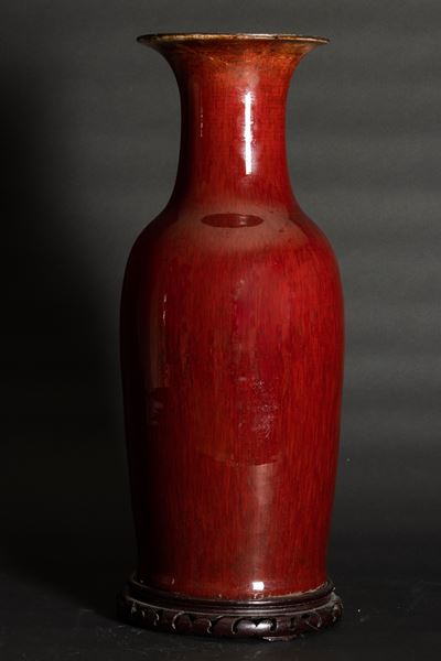 Cina, Dinastia Qing, Vaso in porcellana monocroma color sangue di bue (rosso rubino), XIX secolo