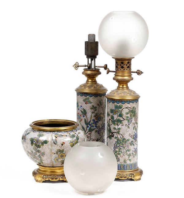 Trittico composto da due lampade a petrolio e vasetto, XIX secolo
