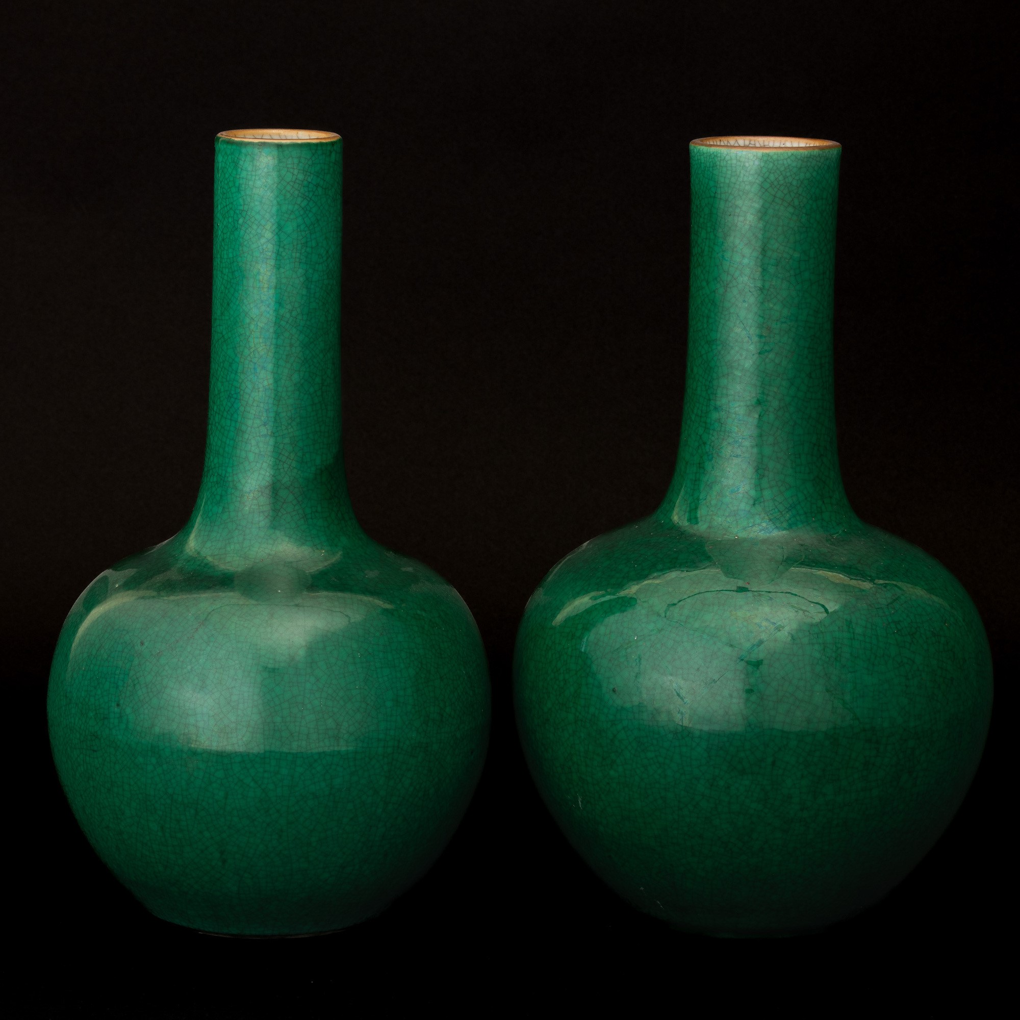 Due Vasi a Bottiglia in Porcellana Monocroma Verde, Cina, Dinastia Qing, XIX Secolo