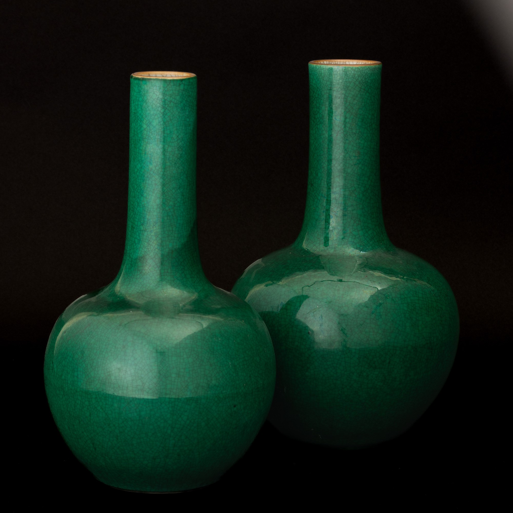 Due Vasi a Bottiglia in Porcellana Monocroma Verde, Cina, Dinastia Qing, XIX Secolo