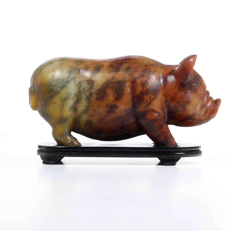 Figura di maialino scolpita in saponaria, Cina, XX secolo  - Auction Orietal Art - Cambi Casa d'Aste