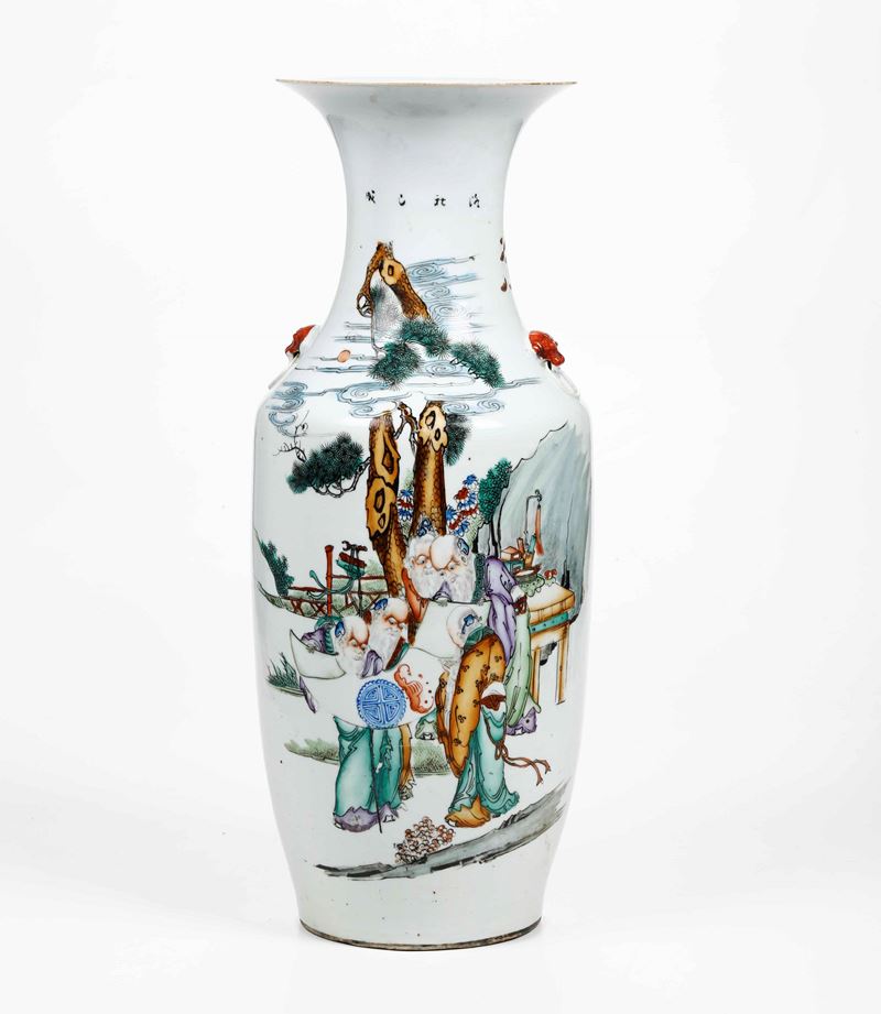 Vaso in porcellana con figure ed iscrizioni, Cina, XX secolo  - Auction Asian Art - Cambi Casa d'Aste