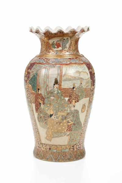 Vaso in porcellana Satsuma, decori floreali e figure, Giappone, periodo Meiji (1868-1912)