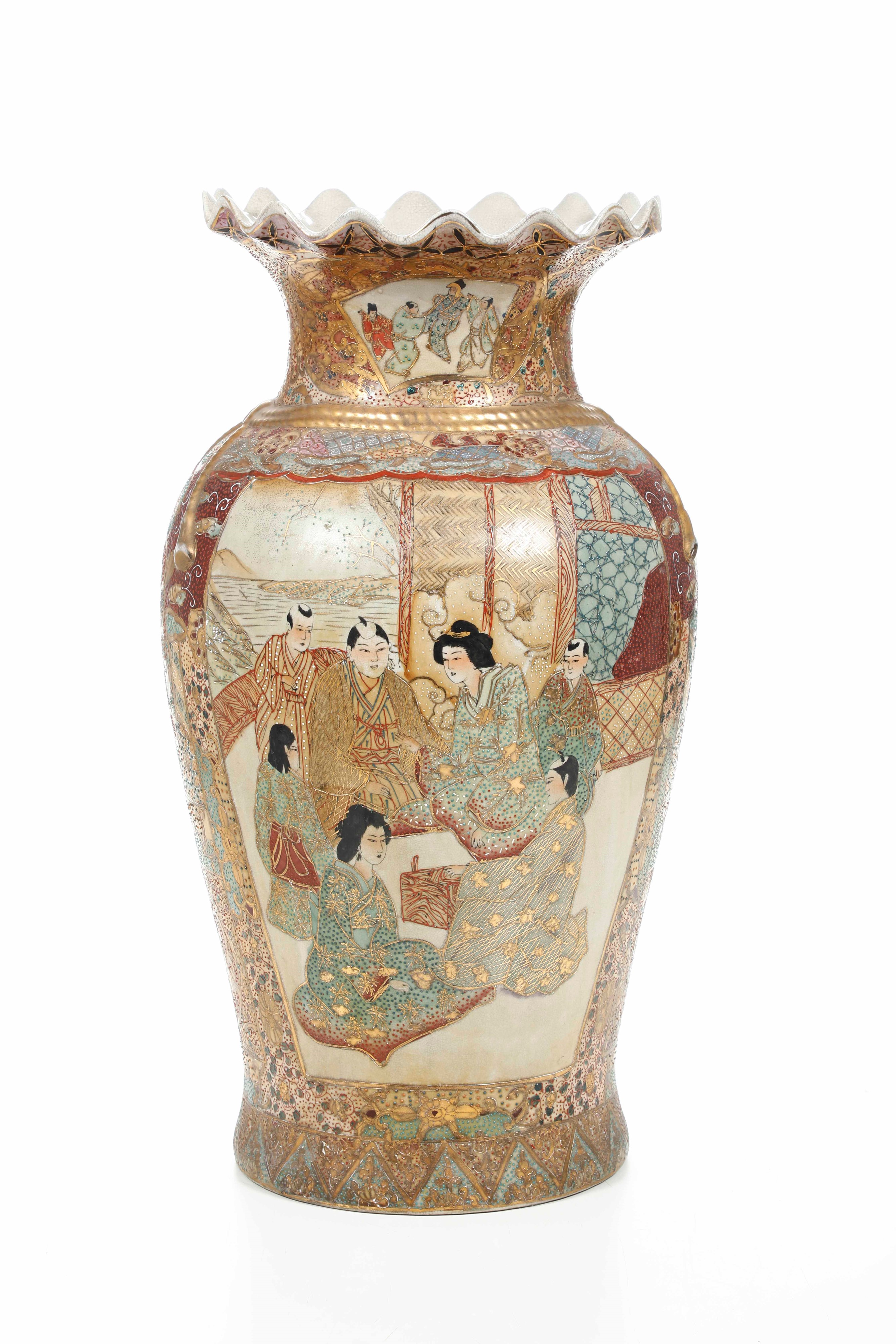 Vaso in porcellana Satsuma, decori floreali e figure, Giappone, periodo Meiji (1868-1912)