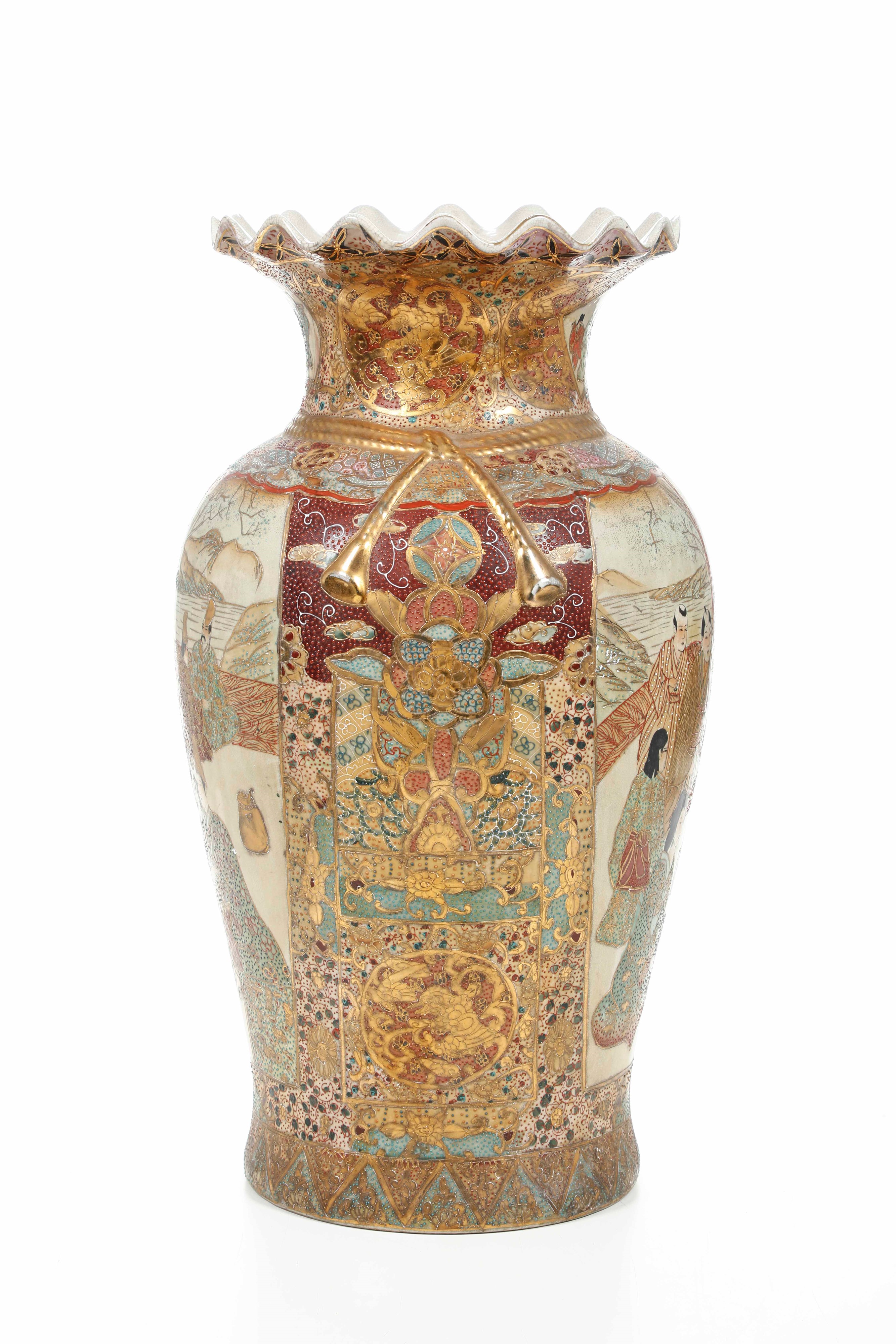 Vaso in porcellana Satsuma, decori floreali e figure, Giappone, periodo Meiji (1868-1912)